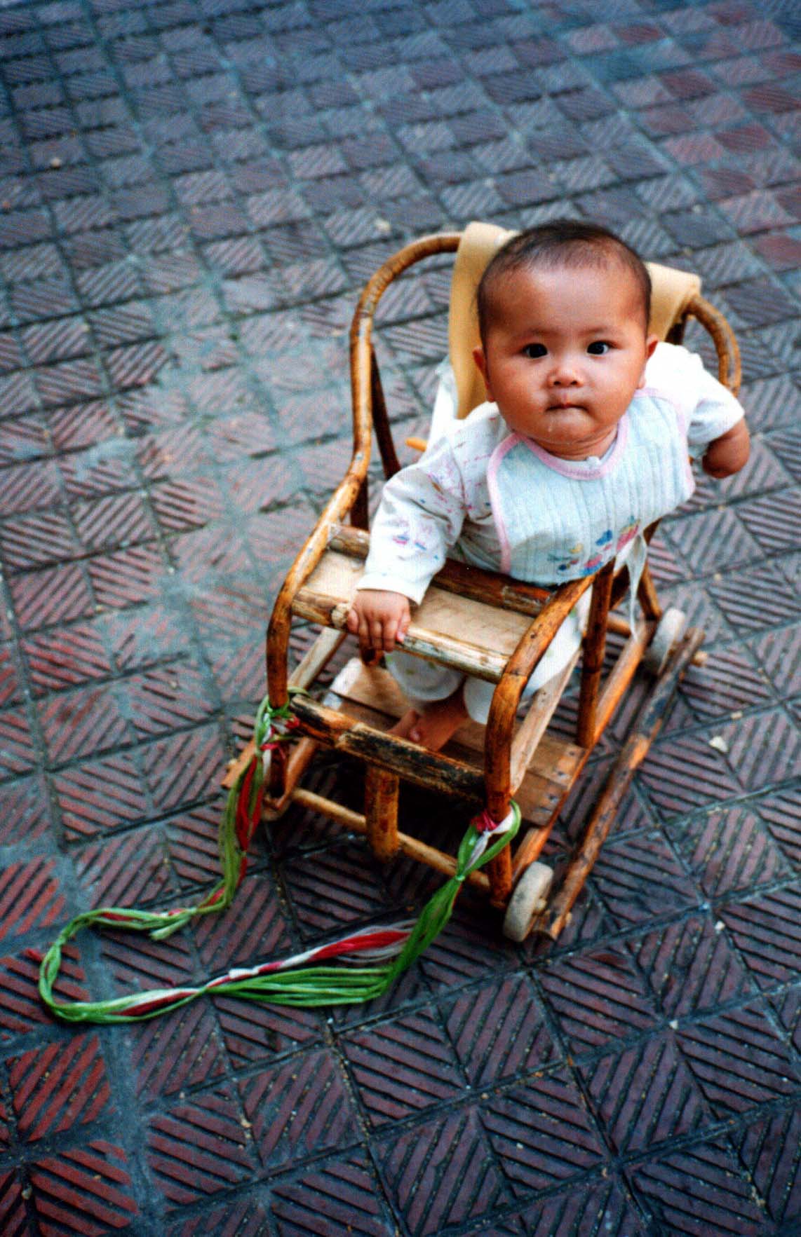 I manage to capture the attention of a baby on the sidewalk (Hanoi, Vietnam) - Page 104